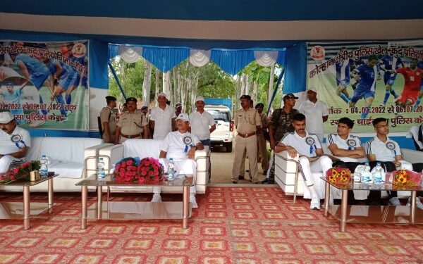 उद्घाटन सत्र के दौरान उपस्थित डीआईजी कोल्हान अजय लिंडा व प्रमंडल के अन्य जिलों के पुलिस अधिकारी.