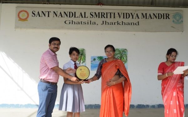 मेघा शर्मा को सम्मानित करते विद्यालय के टीचर.