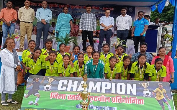 अंडर-17 के महिला वर्ग विजेता टीम तांतनगर ट्रॉफी के साथ