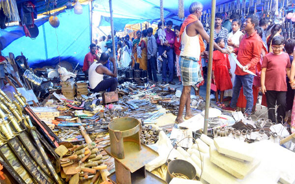रांची: जगन्नाथपुर मेला में सबसे ज्यादा बिकते हैं पारंपरिक हथियार, नहीं होती इसके लाइसेंस की जरूरत