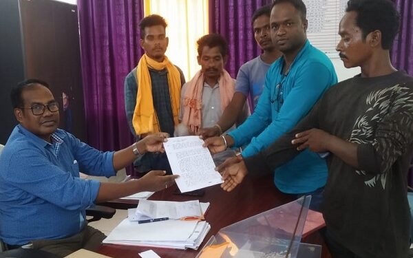 जगन्नाथपुर के एसडीओ को ज्ञापन सौंपते ग्रामीण व पंचायत प्रतिनिधि