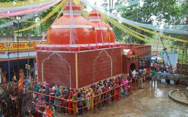 महादेव साल मंदिर में शिवभक्तों की भीड़.