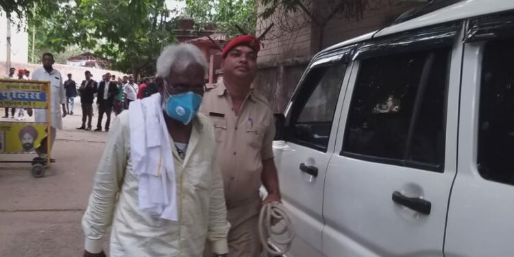 आत्मसमर्पण के बाद नासिर खान को जेल ले जाती पुलिस