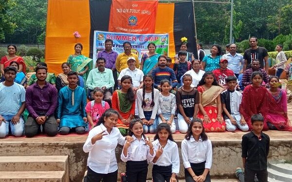 टाटा डीएवी पब्लिक स्कूल, नोवामुंडी में आयोजित साप्ताहिक ग्रीष्मकालीन समर कैंप के  समापन समारोह में उपस्थित बच्चे और अतिथि.