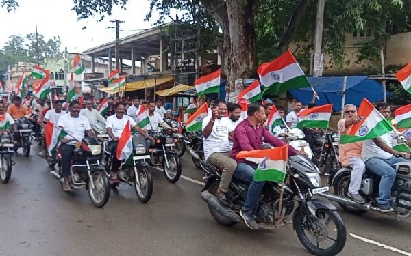 चक्रधरपुर में भारतीय जनता पार्टी युवा मोर्चा की ओर से निकाली गई मोटरसाइकिल रैली में शामिल कार्यकर्ता.