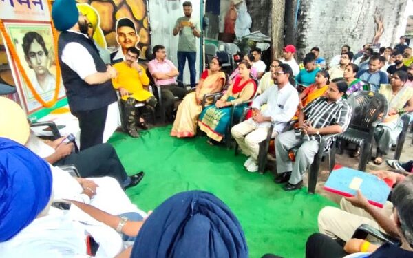 खुदीराम बोस के शहादत दिवस पर उपस्थित लोगों के बीच अपने विचार व्‍यक्‍त करते नमन के संस्‍थापक अमरप्रीत सिंह काले.  
