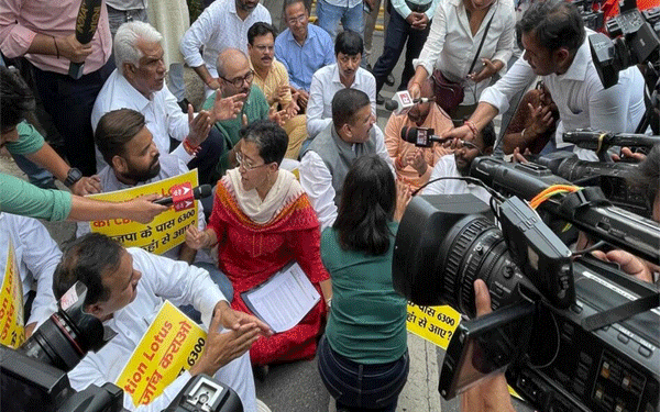 भाजपा के ऑपरेशन लोटस के विरुद्ध जांच की मांग, दिल्ली में आम आदमी पार्टी के विधायक सीबीआई कार्यालय के बाहर धरने पर बैठे