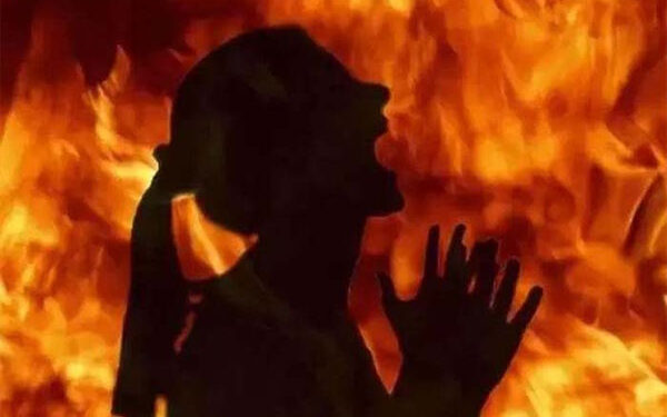 दुमका : एकतरफा प्यार में सिरफिरे आशिक ने युवती पर पेट्रोल छिड़ककर जलाया
