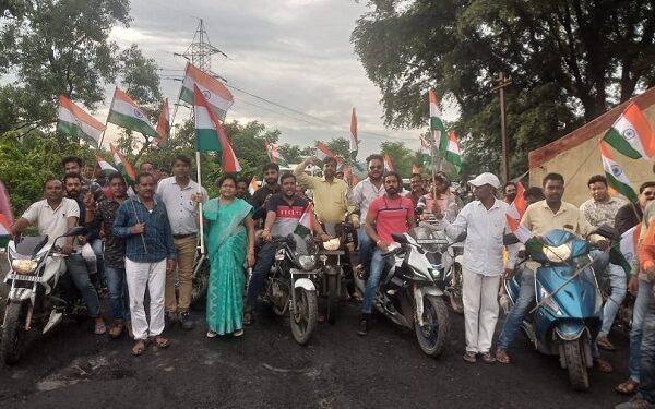 तिरंगा बाइक रैली में शामिल भाजपा नेता व कार्यकर्ता.