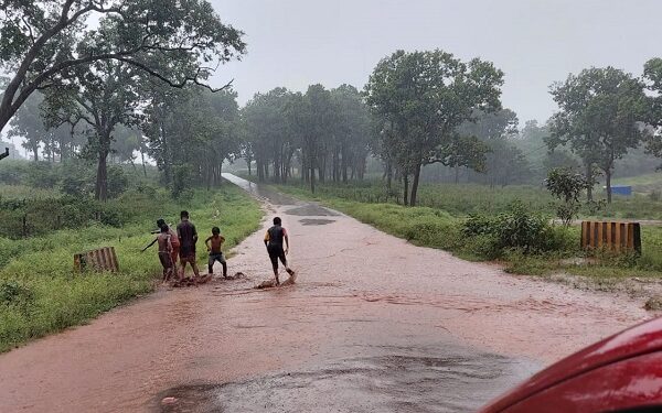 किरीबुरु-हिल्टॉप सड़क पर जमा पानी व खेलते बच्चे.