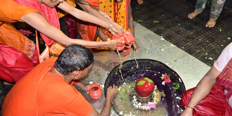 बासुकीनाथ मंदिर में जलार्पण करते श्रद्धालु