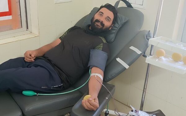 चाईबासा ब्लड बैंक में रक्तदान करते समाजसेवी इमरान खान