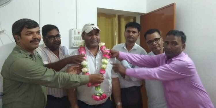 डीएसई राजेश पासवान का स्वागत करते डीएसई कार्यालय के कर्मचारी