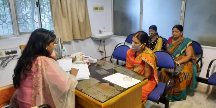 शिविर में महिला रोगियों की जांच करती डॉ. चांदमुनी कुमारी