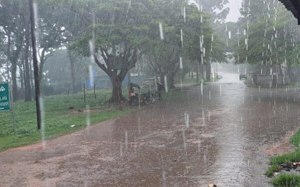 किरीबुरू शहर में वर्षा का नजारा.
