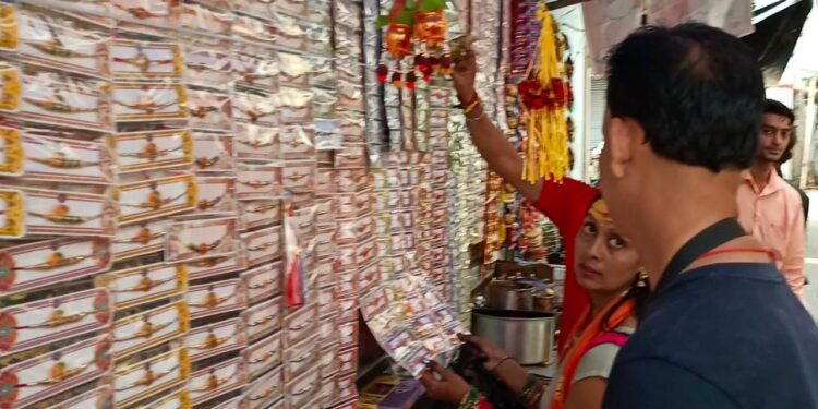 देवघर के बाजार में राखियों से सजा दुकान