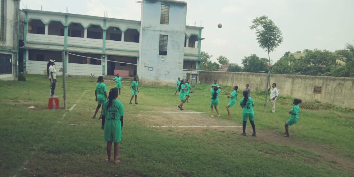 आरके महिला कॉलेज में वॉलीबॉल खेलती छात्राएं