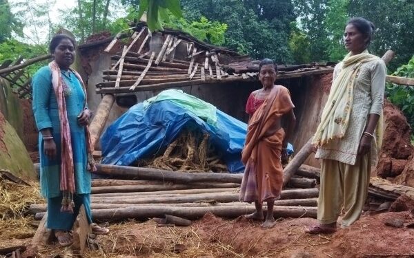 क्षतिग्रस्त मकान के समक्ष खड़ी मुखिया दीपिका लागूरी व साथ में खड़ी घर की महिला.
