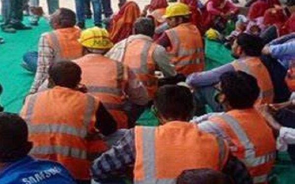 जूपिटर कंपनी के बाहर मजदूरों का धरना जारी