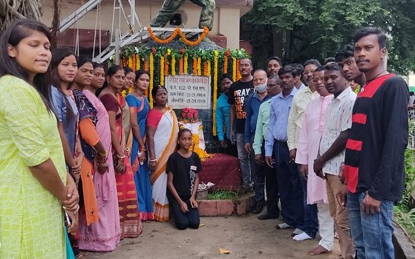 पोस्ट आफिस चौक पर कारगिल के शहीद राम भगवान केरकेट्टा को नमन करते समाज के लोग.