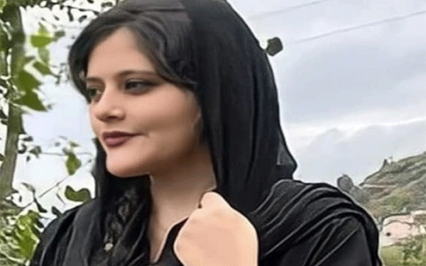 महसा अमिनी की पुलिस हिरासत में मौत के बाद सड़कों पर उतरी ईरानी महिलाएं, हिजाब उतार फेंके, डेथ टू डिक्टेटर के नारे लगाये