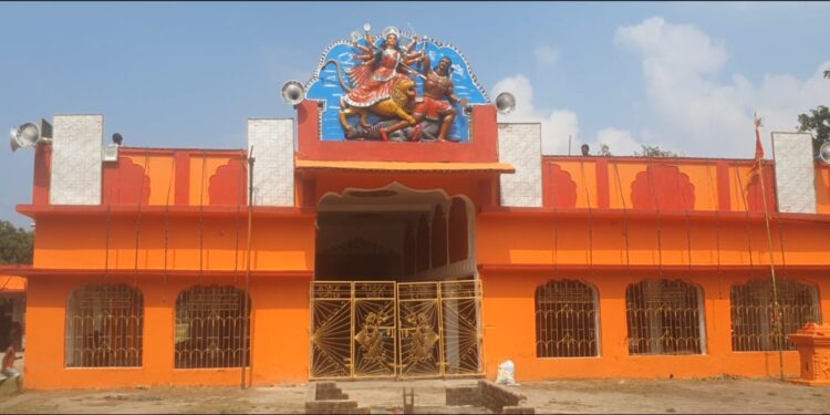 खुरचुट्टा स्थित भव्य दुर्गा मंदिर
