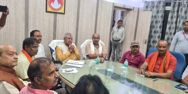 भाजपा नेताओं के साथ बैठक करते प्रदेश प्रभारी लक्ष्मीकांत वाजपेयी