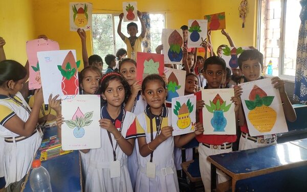 बच्चों द्वारा बनाई गई कागज की विभिन्न कलाकृतियां.