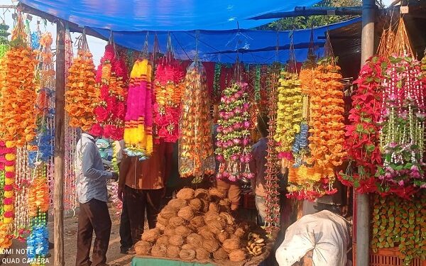 पूजन सामग्री सहित फूल मालाओं से पटा राजनगर की दुकान.