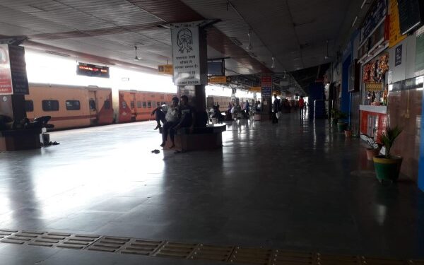 ट्रेनें रद्द होने से टाटानगर स्टेशन पर पसरा सन्नाटा.