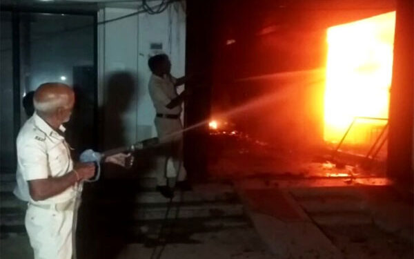 मुजफ्फरपुर : होटल में लगी आग, 4 लोगों ने छत से लगायी छलांग, 8 दमकल की गाड़ी आग बुझाने में जुटी