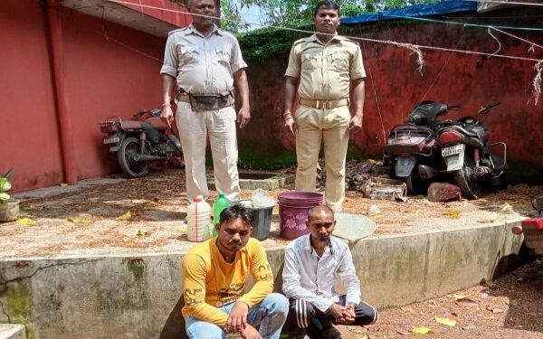 अवैध महुआ शराब के साथ गिरफ्तार अविनाश और चीकू बाग.