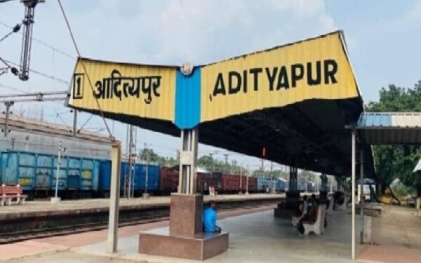 आदित्यपुर रेलवे स्टेशन की तस्वीर.