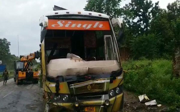 हजारीबाग : दनुआ घाटी में सिंह बस दुर्घटनाग्रस्त, एक की मौत, 5 घायल