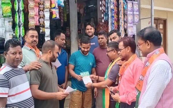 जल संरक्षण को लेकर एक दुकानदार को पत्रक देते भाजपा नेता