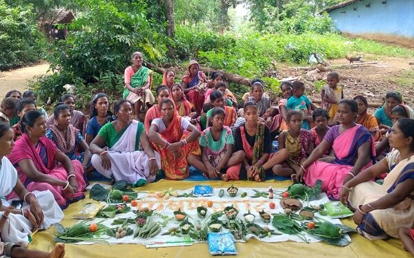 बोनडीह गांव स्थित आंगनबाड़ी केंद्र में सब्जियों व फलों की प्रदर्शनी लगाकर जानकारी देती सेविकाएं