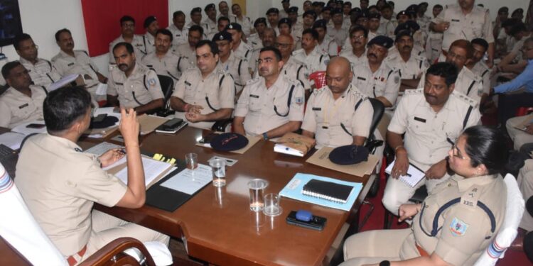 अपने कार्यालय में पुलिस अधिकारियों के साथ बैठक करते एसएसपी संजीव कुमार