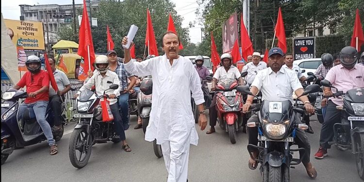 बिजली कर्मियो की मोटरसाइकिल रैली का नेतृत्व करते प्रदेश महामंत्री