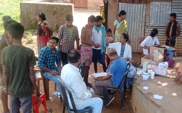 स्वास्थ्य शिविर में ग्रामीणों कि जांच करते चिकित्सक