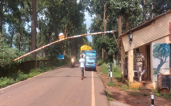 किरीबुरु स्थित टीआर गेट पर वाहनों की जांच पड़ताल करते सीआईएसएफ के जवान.