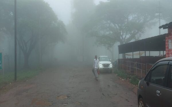 मेघाहातुबुरु में घने कोहरे व वर्षा की तस्वीर.