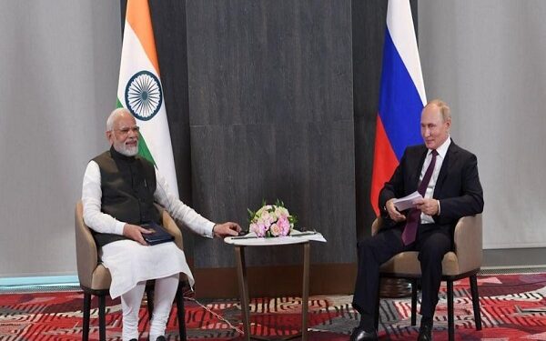 द्विपक्षीय वार्ता के दौरान पीएम नरेंद्र मोदी और रूसी राष्ट्रपति पुतिन