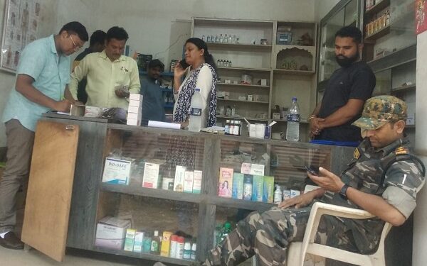 एसपी फार्मा दवा दुकान में जांच करती टीम