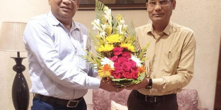 राज्य पिछड़ा वर्ग आयोग के सदस्य राजेंद्र प्रसाद का स्वागत करते बीसीसीएल अधिकारी