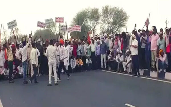 राजस्थान : आरक्षण की मांग को लेकर सड़क पर बवाल, पुलिस पर किया पथराव, हिरासत में लिये गये 150 लोग