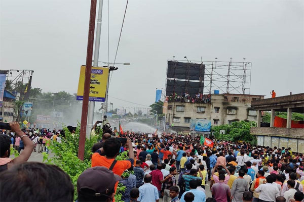 नबान्न चलो अभियान : BJP कार्यकर्ताओं को पुलिस ने रोका , प्रदर्शनकारियों ने पुलिस पर किया पथराव, दागे गये आंसू गैस के गोले