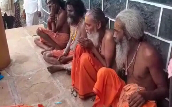 महाराष्ट्र : बच्चा चोर समझकर 4 साधुओं को पीटा, सोशल मीडिया पर वीडियो वायरल