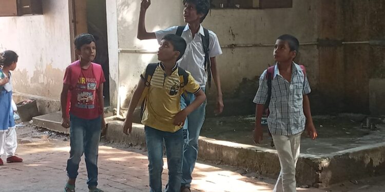 मिल्लत उर्दू मध्य विद्यालय, वासेपुर में छुट्टी के बाद घर जाते बच्चे