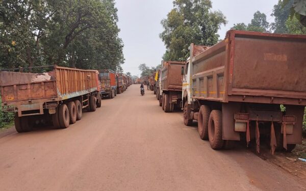 ग्रामीणों के आंदोलन के बाद खड़े टीएसएलपीएल खदान से लौह अयस्क की ढुलाई करने वाले वाहन.