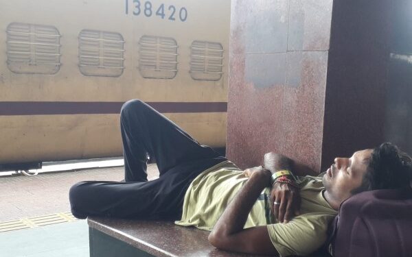 टाटानगर स्टेशन पर ट्रेन रद्द होने के कारण चैन की नींद सो रहाा एक यात्री.
